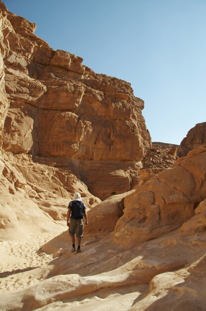 Man gaat in kleurrijke canyon in Egypte