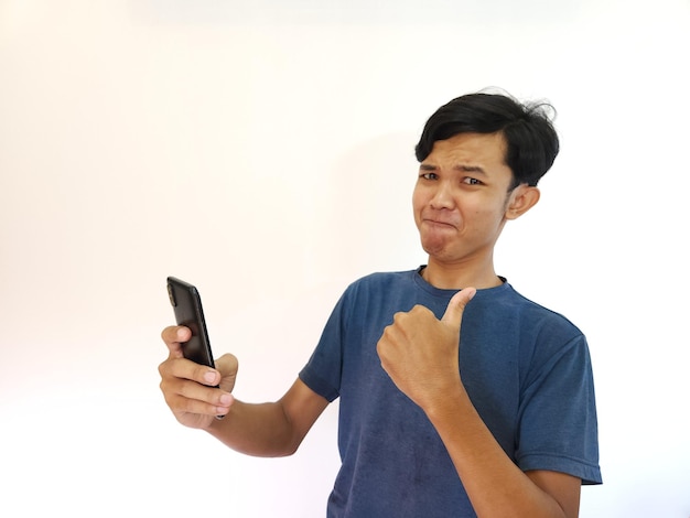 Man gebruikt smartphone met duim omhoog als aanbevelingskopieerruimte