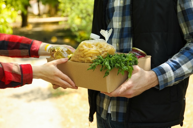 Man geeft een donatie box buiten