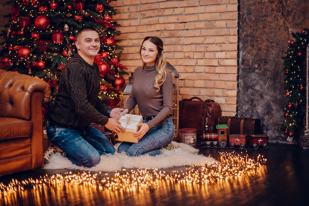 Man geeft zijn vrouw kerstcadeau thuis