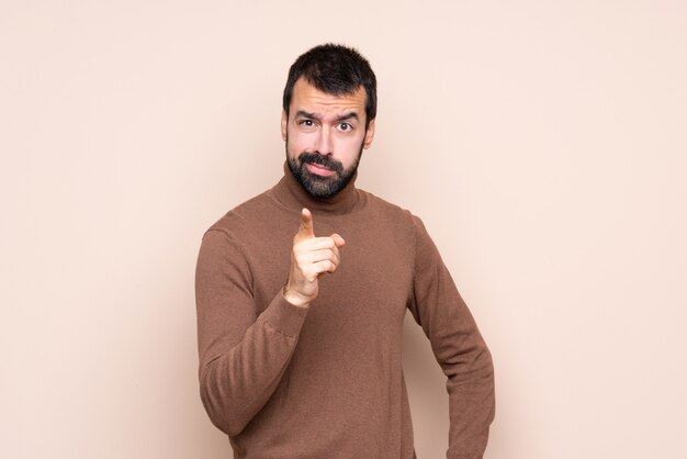 Man gefrustreerd en naar voren wijzend