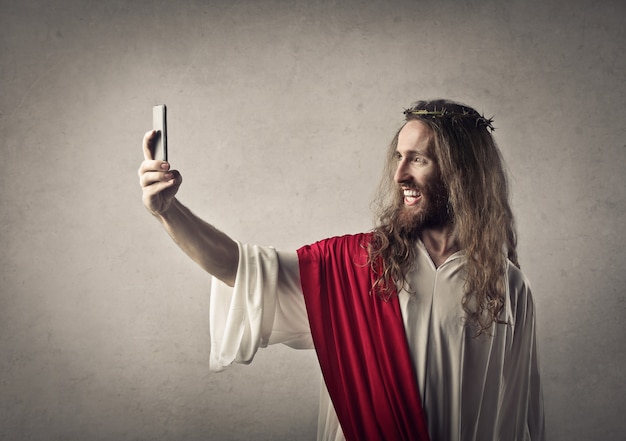 Man gekleed als Jezus die een selfie maakt