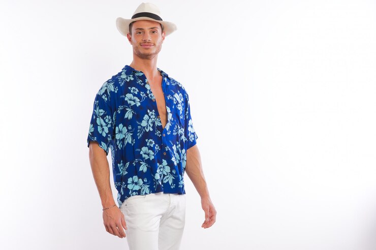 Man gekleed met Hawaiiaans shirt