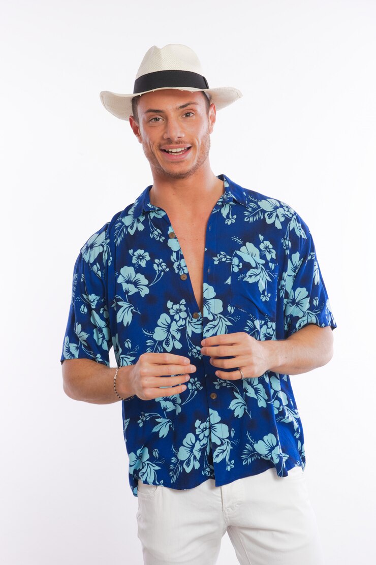 Man gekleed met Hawaiiaans shirt