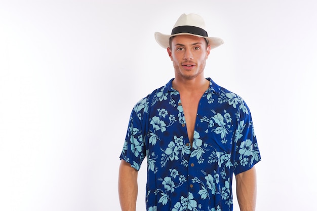 Foto man gekleed met hawaiiaans shirt