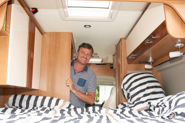 Man gelukkig in vanlife campervan interieur in de camper van rv camper concept vakantie