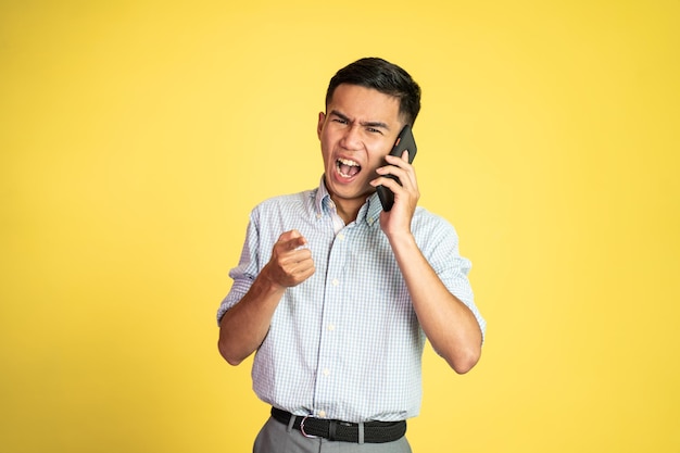 Man geschokt en boos tijdens het praten op zijn smartphone