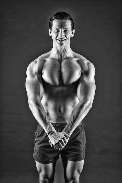 Foto man gespierde atleet staan vol vertrouwen aantrekkelijke man gespierde borst trots op uitstekende vorm gespierd bodybuilder concept gezond en sterk macho knap met gespierde torso verbeter jezelf