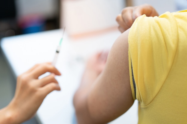 Photo a man get flu vaccine shot