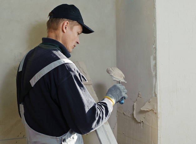 Man gets manually gypsum plaster