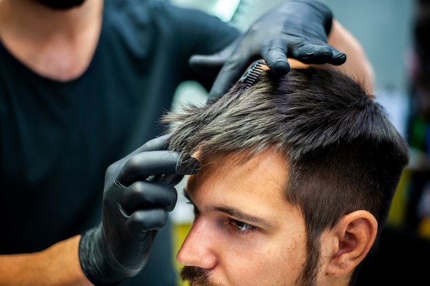 Photo man getting his hair fixed with a comb