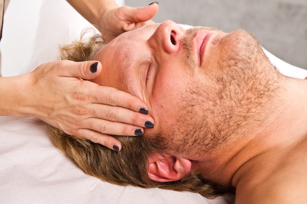 L'uomo riceve un massaggio nel centro benessere