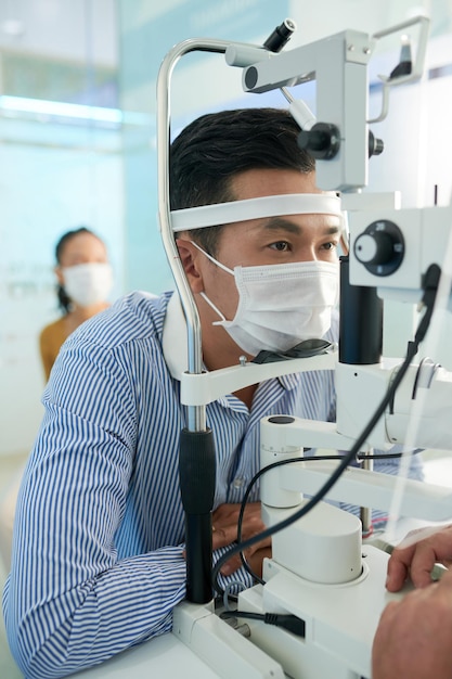 写真 緑内障の検査を受ける男性