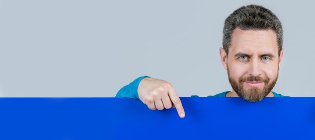 Foto man gezicht portret banner met kopie ruimte man maakt aankondiging man achter papier blad plaats voor nuttige informatie kopieer ruimte