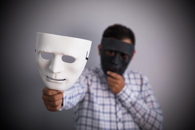 Man gezichtsmasker met handmasker