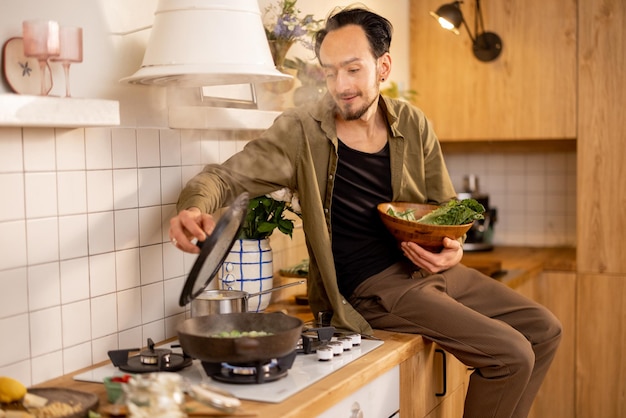 Foto man gezond koken op keuken thuis