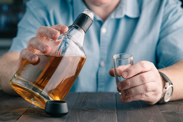 Man gieten zichzelf een drankje