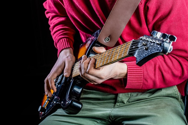 Man gitaar spelen Close-up hand gitaar spelen Muzikant gitaarspelen live muziek Muziekinstrument Elektrische gitaar Herhaling van rockmuziekband Muziekfestival