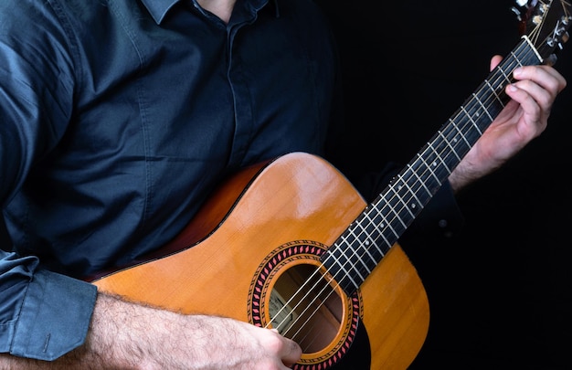 Foto man gitaar spelen met vingers