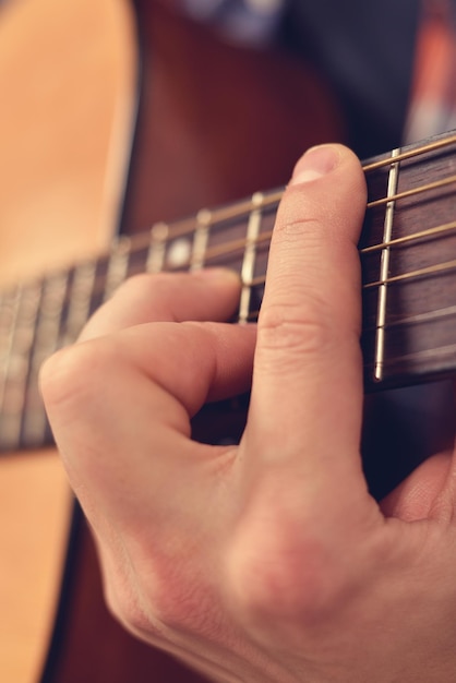 Man gitaar spelen