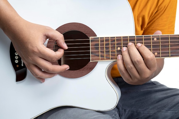 Man gitaar spelen