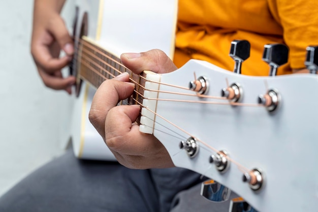 Man gitaar spelen