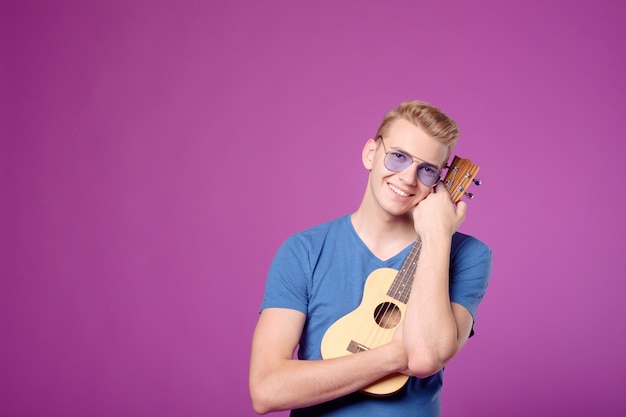 Man gitaar ukelele knuffelen op paars