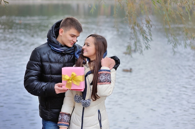 L'uomo fa un regalo per la giovane donna