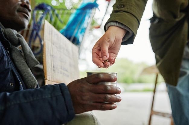 Photo man giving alms to beggar