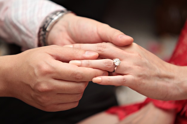 写真 彼のガールフレンドに婚約指輪を与える男