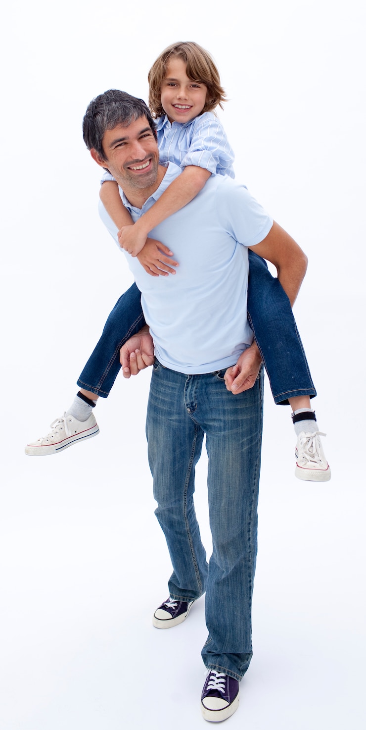 Photo man giving boy piggyback ride