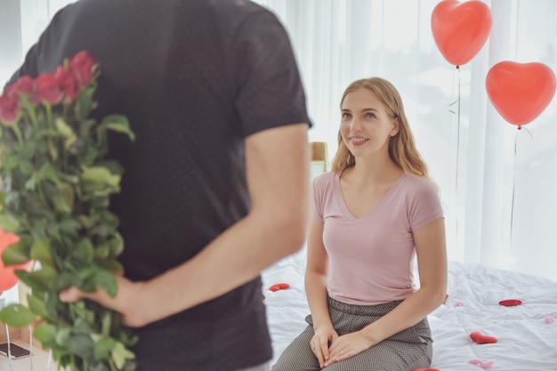 バレンタインの日に女の子にバラの花を与える男