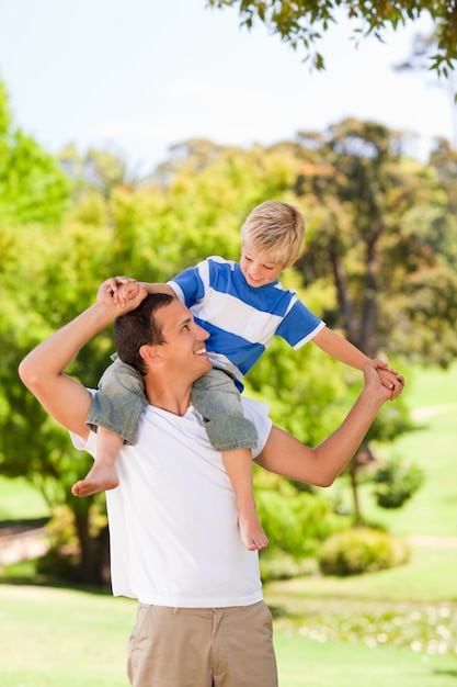 Uomo che dà al figlio un piggyback