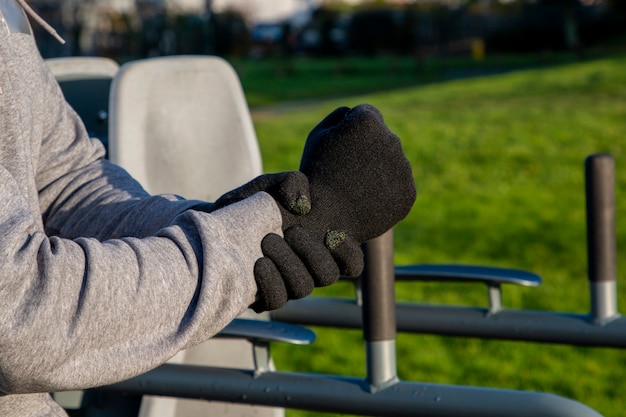 L'uomo fa sport all'aria aperta, l'allenamento all'aperto, lo sport è salute