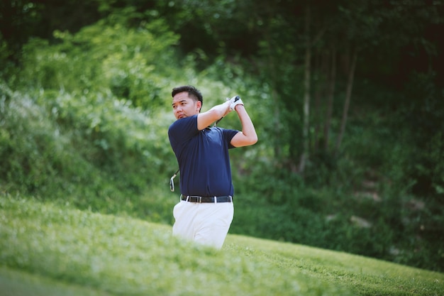 Foto man golfen op een golfbaan