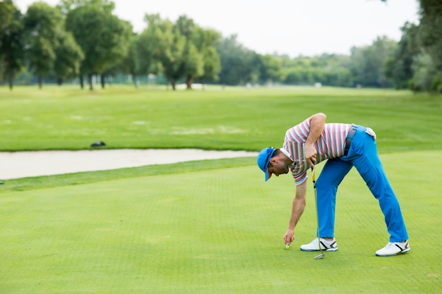 Man golfen op een zonnige dag op een prachtige golfbaan