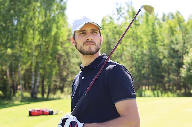 Man golfen op mooie zonnige groene golfbaan.