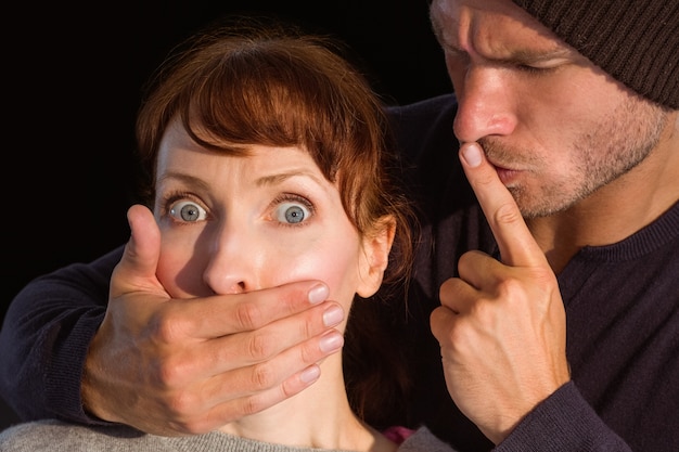 Photo man grabbing woman around mouth