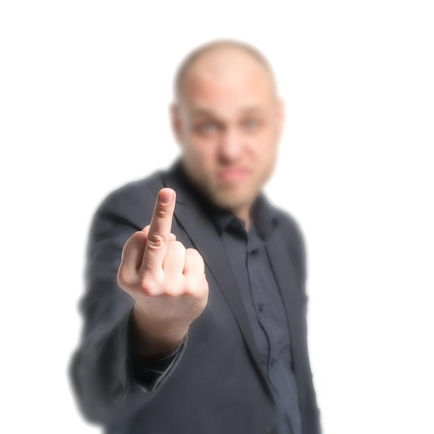 Foto un uomo in un abito grigio che mostra il dito medio isolato