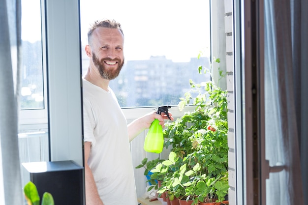 Giardino del balcone della città in crescita dell'uomo