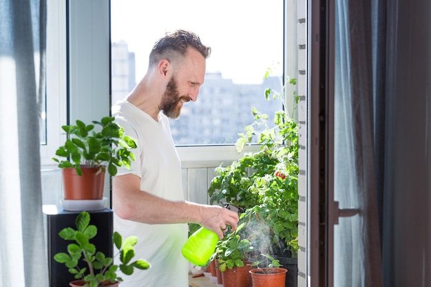 Foto giardino del balcone della città in crescita dell'uomo