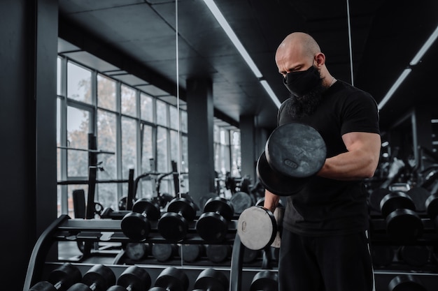 Uomo in palestra