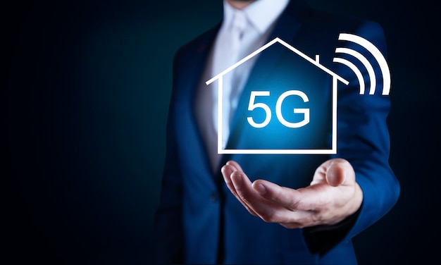 Man hand 5g tekst in scherm aan te raken