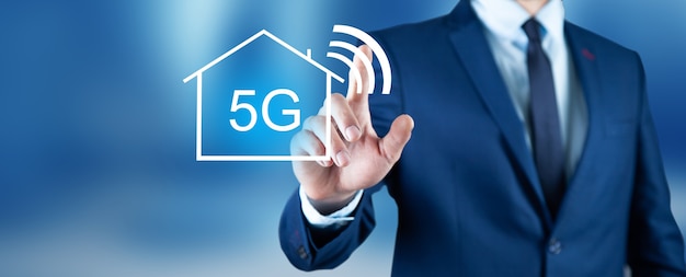 Man hand 5g tekst in scherm aan te raken