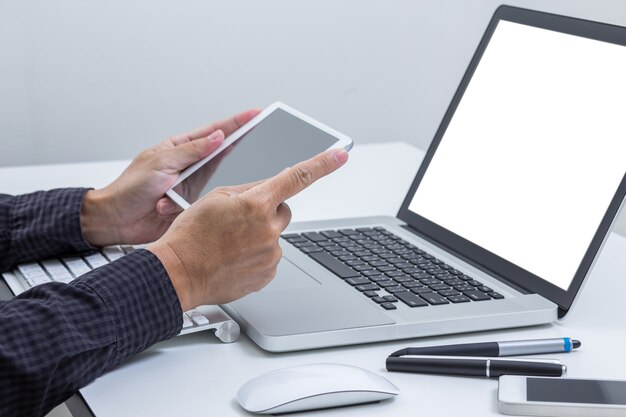 Man hand bezig met tablet met leeg scherm laptopcomputer