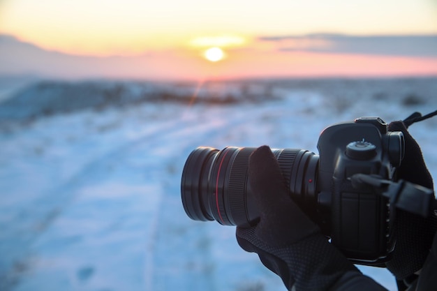 Man hand camera in besneeuwd landschap