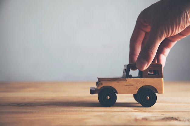 Modello di auto a mano d'uomo