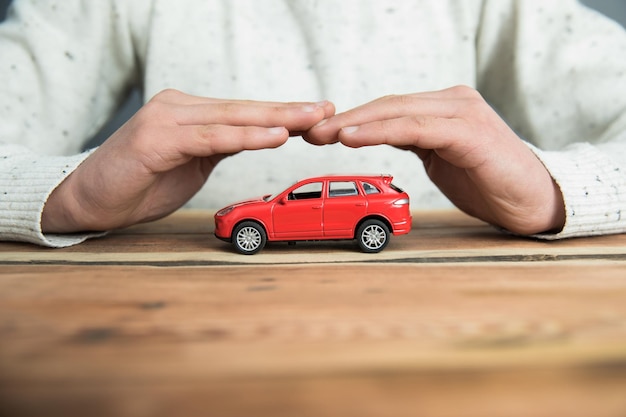 Modello di auto a mano d'uomo