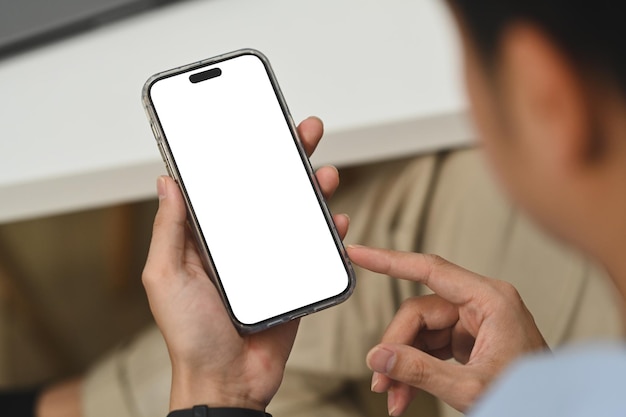 携帯電話でソーシャル メディアをチェックする男の手、グラフィック表示モンタージュのクローズ アップ ビューの空白の画面