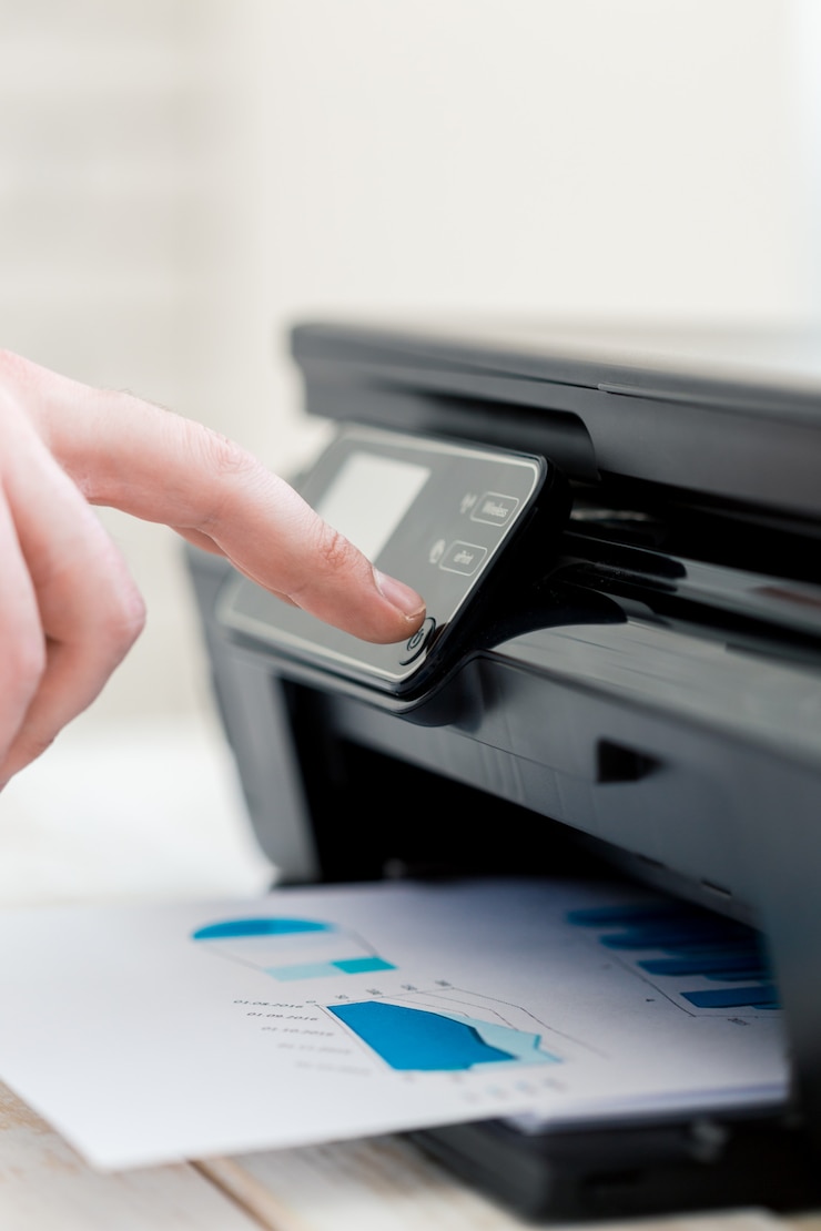 Foto man hand die kopieën maakt, die met printer werken